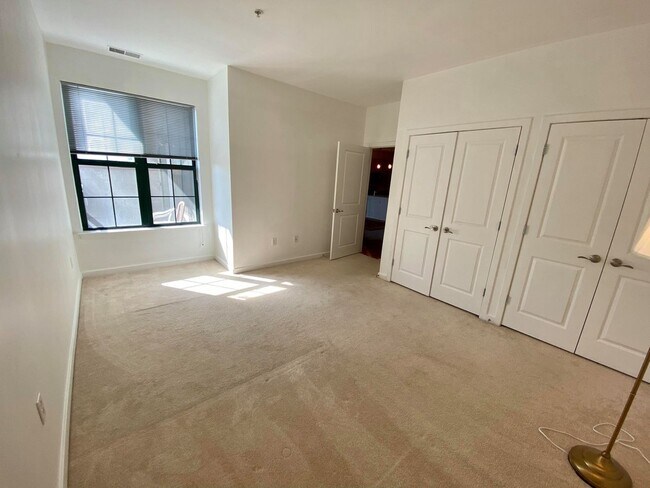 Building Photo - Charming 2Bedroom/2Bath Condo in Heart of ...