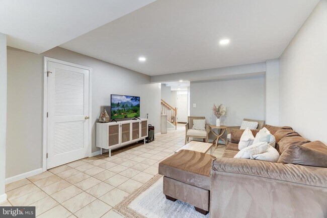 Building Photo - 2520 Banshire Dr