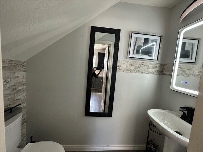 Building Photo - 9102 Rolling Rapids Rd