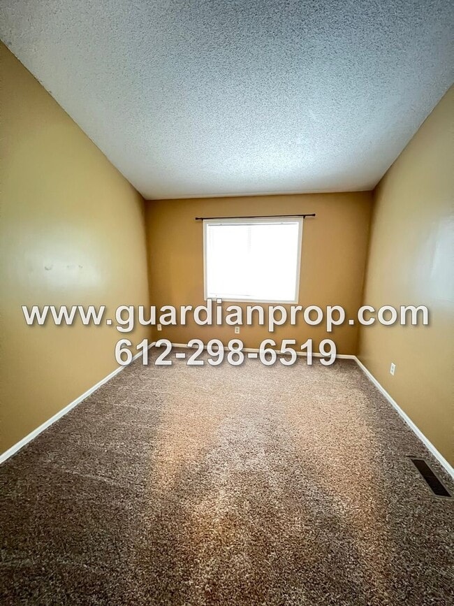 Building Photo - End Unit Maplewood Townhouse Available January 1st, Vaulted Ceilings, Patio, 2 Car Garage