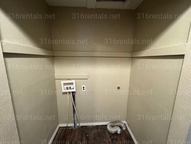 Building Photo - $1,250 - 4 bed 2 bath - Single Family Home...