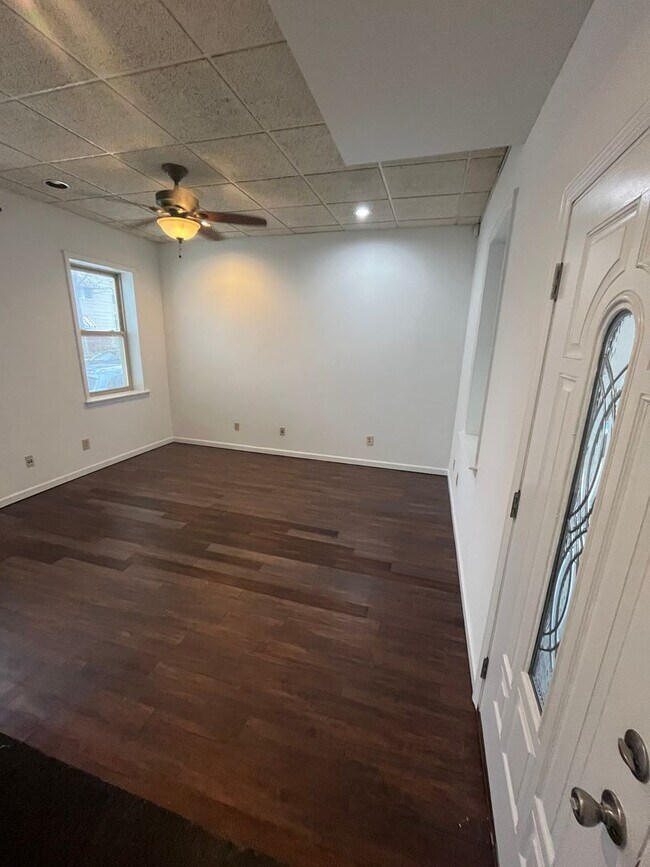 Building Photo - 243 W Vine St