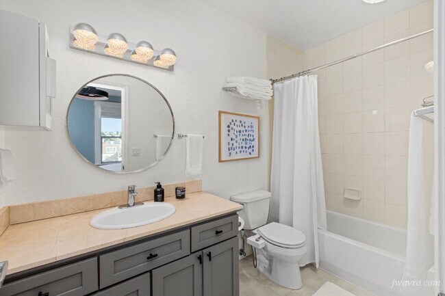 Building Photo - 323 29th St