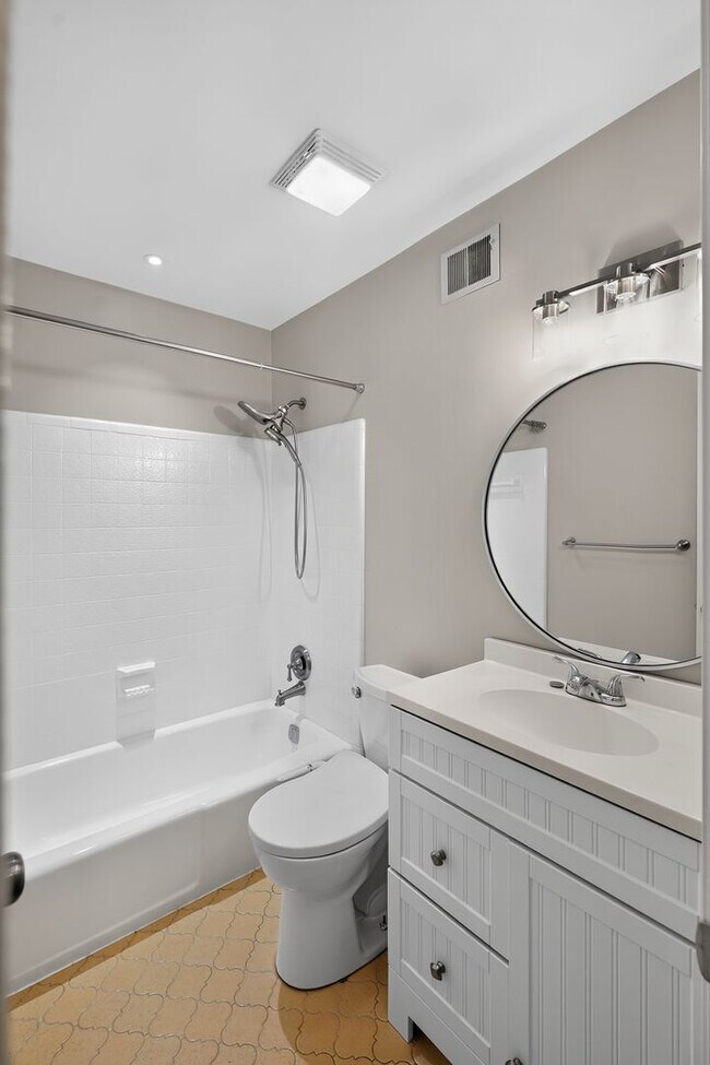 Building Photo - 3-level townhome in sought-after Sycamore Heights