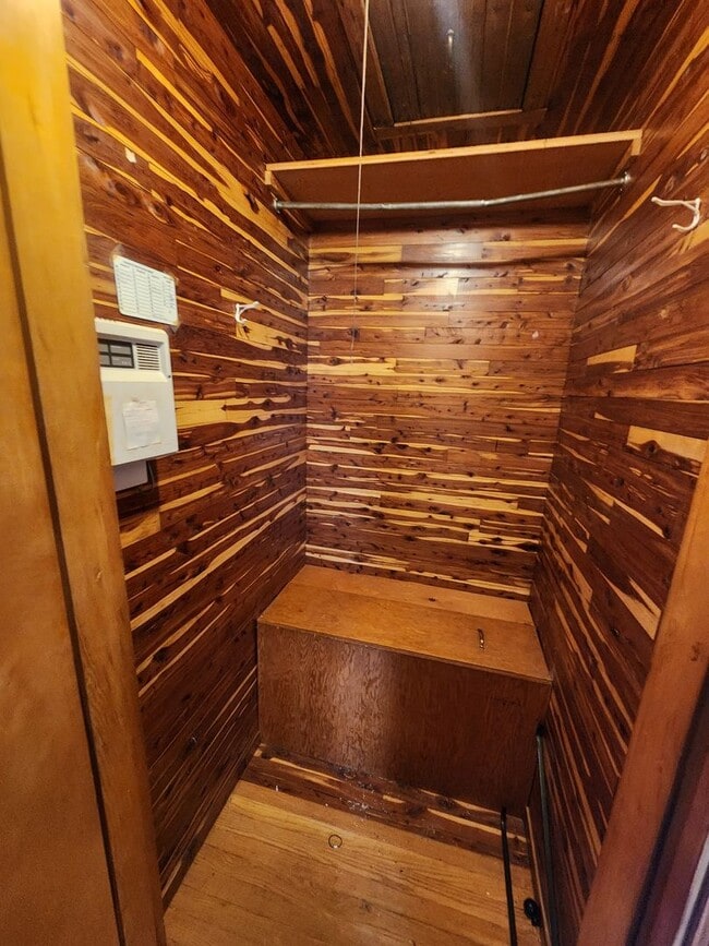 Building Photo - Charming 2 bedroom 1 bath with large rooms...