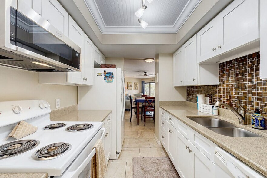 Building Photo - 204 3rd St W