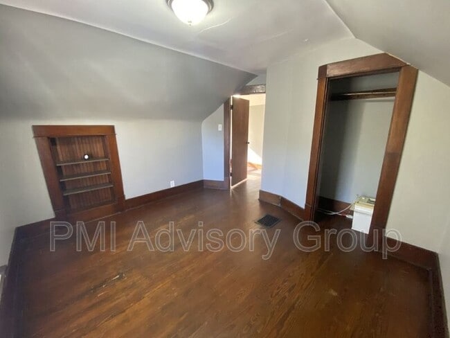 Building Photo - 710 SW Jewell Ave