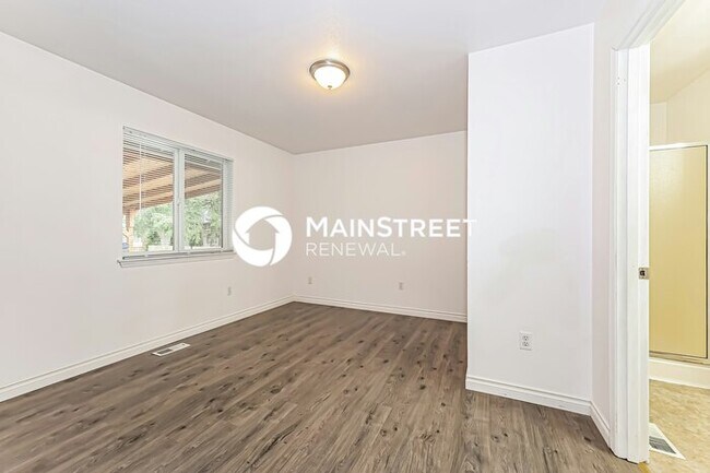 Building Photo - 3 Bedroom Pet-Friendly Home in PUYALLUP, WA with Main Street Renewal