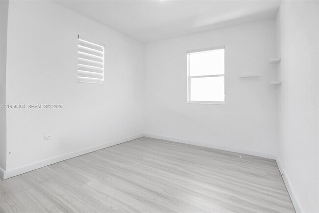 Building Photo - 879 SE 26th Ter