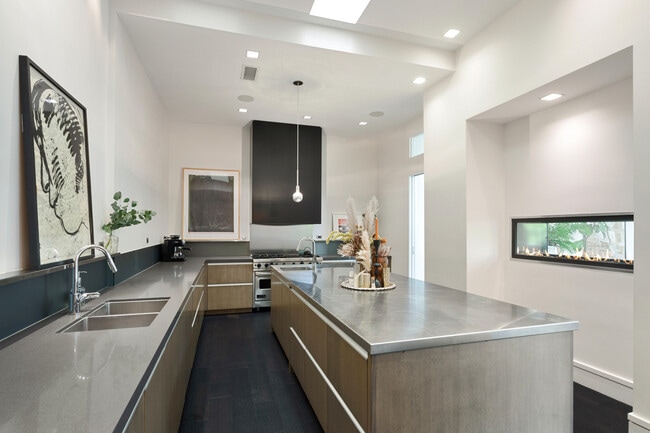 Building Photo - 1019 N Wolcott Ave