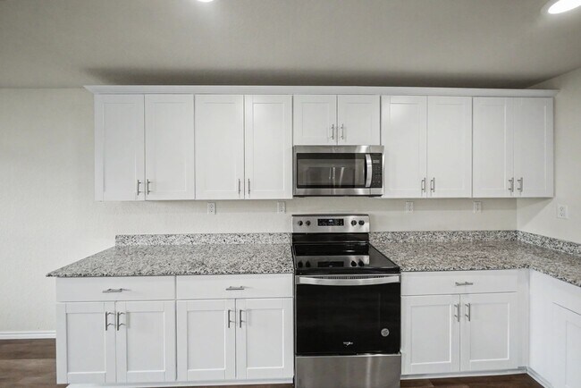 Building Photo - Open-Concept 3BR + Game Room Near Fort Sam & Randolph - Realtor Commission: $500