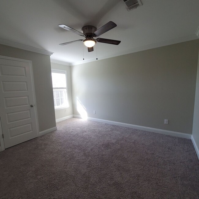 Building Photo - Spacious 4-Bedroom Home with Modern Featur...