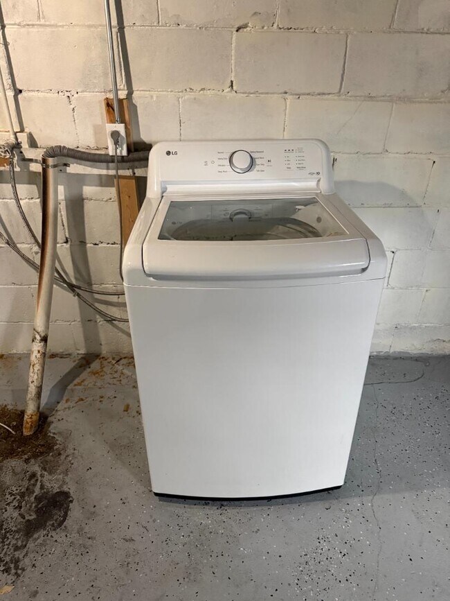 Building Photo - 7245 Bruno Ave