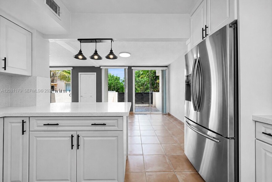 Building Photo - 9133 Fontainebleau Blvd