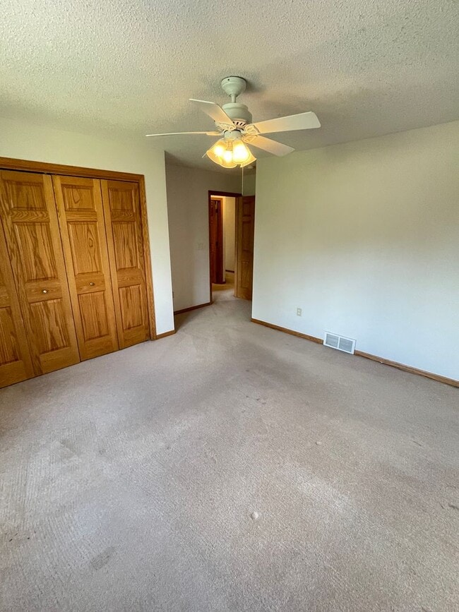 Building Photo - AVAILABLE NOW - 4 Bed, 3.5 Bath Home in He...