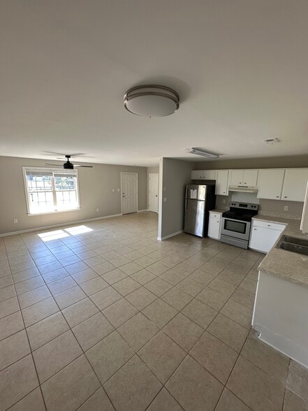 Kitchen - 309 Toy Ln