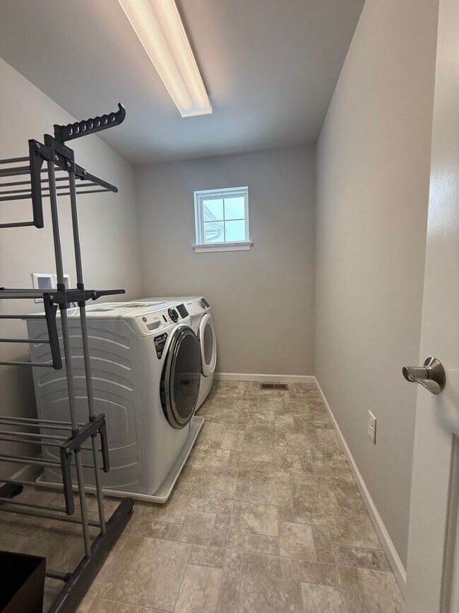 Building Photo - 3 bedroom 2.5 bathroom townhome for rent