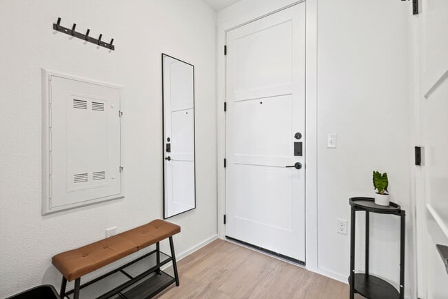 Building Photo - 596 W 9th St