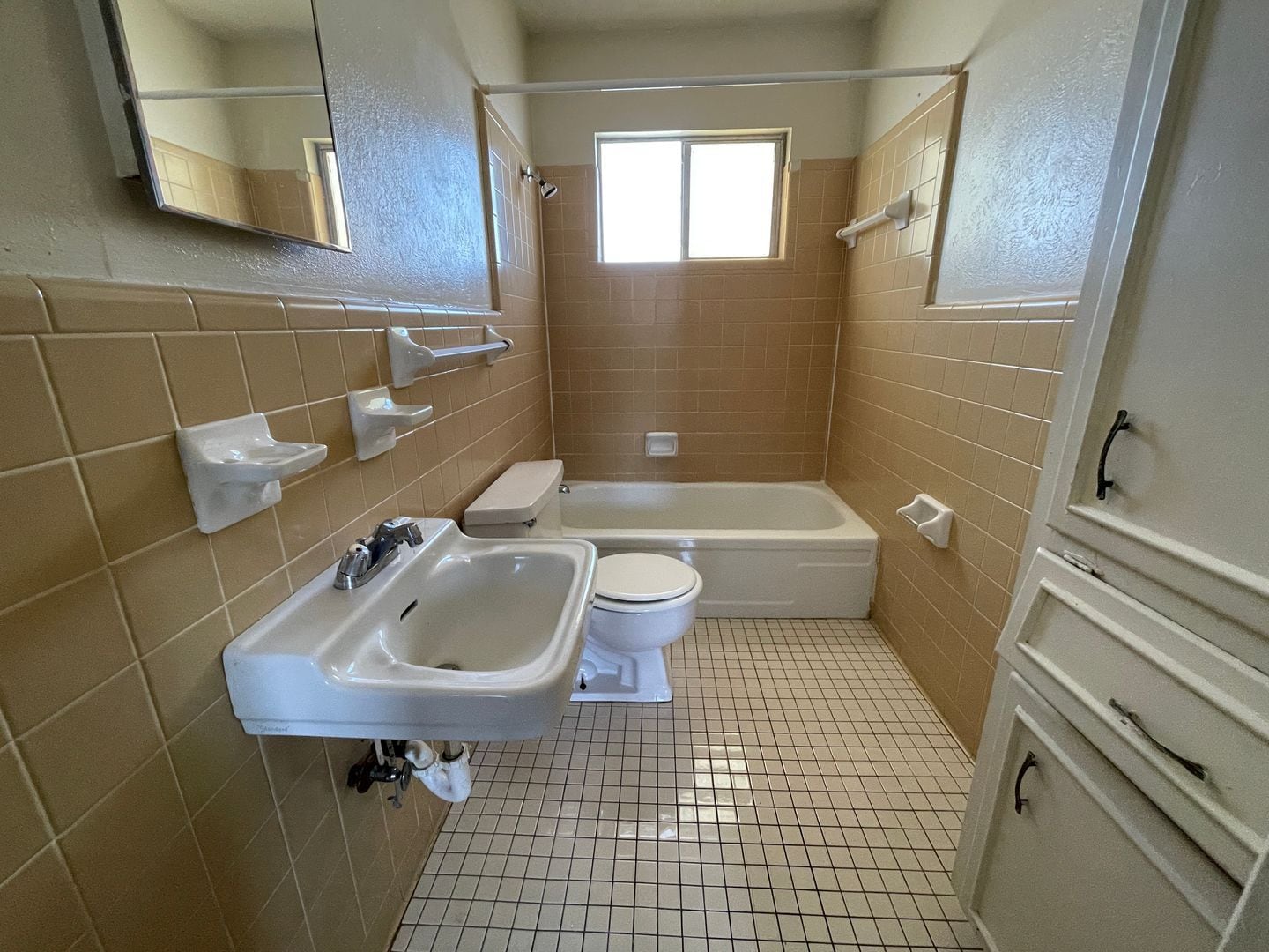 Building Photo - 807 W Hallmark Ave