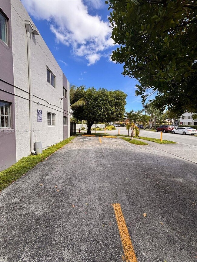 Building Photo - 2565 W 56th St