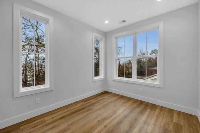Building Photo - 425A Veritas St.