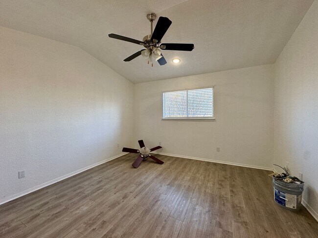 Building Photo - Townhome