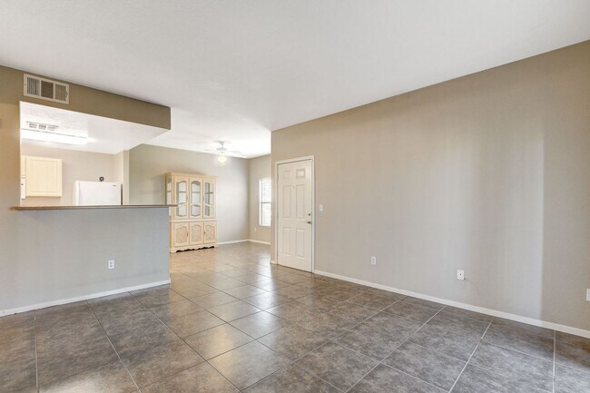 Building Photo - Beautiful downstairs 3 bdrm 2 Bath Condo w...