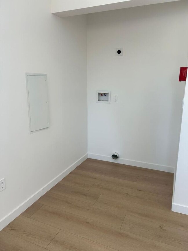 Building Photo - Stunning 3 Bedroom 2 Bathroom House for Re...