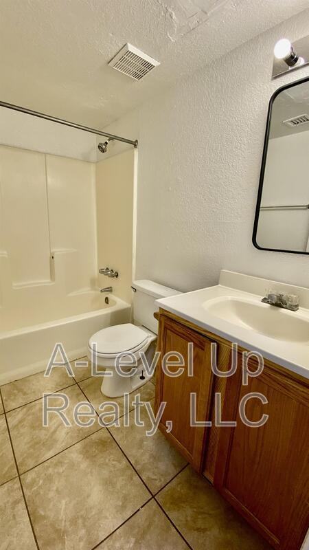 Building Photo - 405 E Thoroughbred St