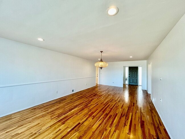 Building Photo - Stunning 3 Bedroom with Pool and Views in ...