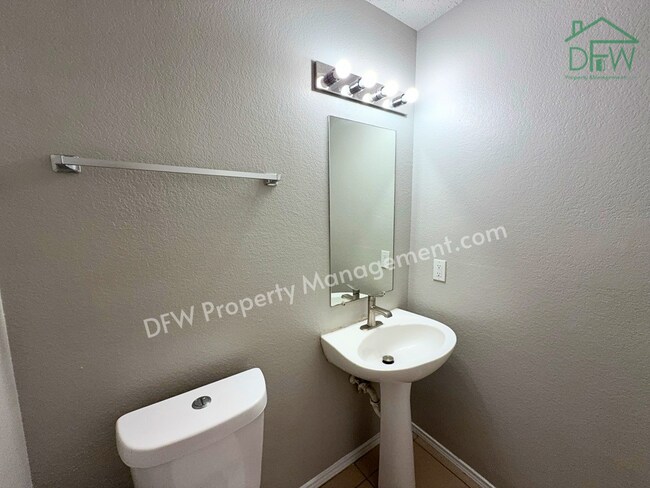 Building Photo - Spacious 4-Bedroom Home with Fireplace & Large Backyard in SW Fort Worth