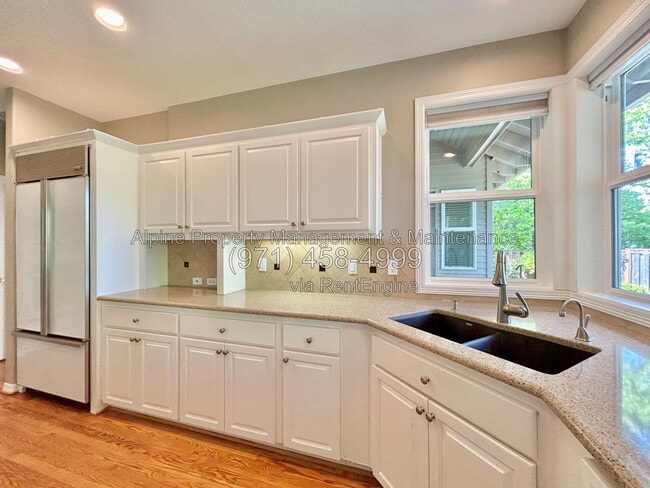 Building Photo - 820 NW Pebble Beach Way