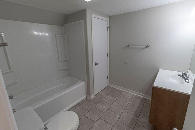 Building Photo - 2510 Quail Dr