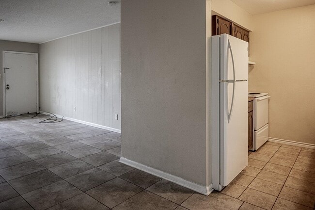 Building Photo - 706 W 10th St