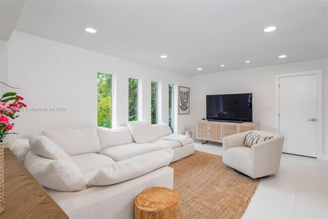 Building Photo - 424 E Dilido Dr