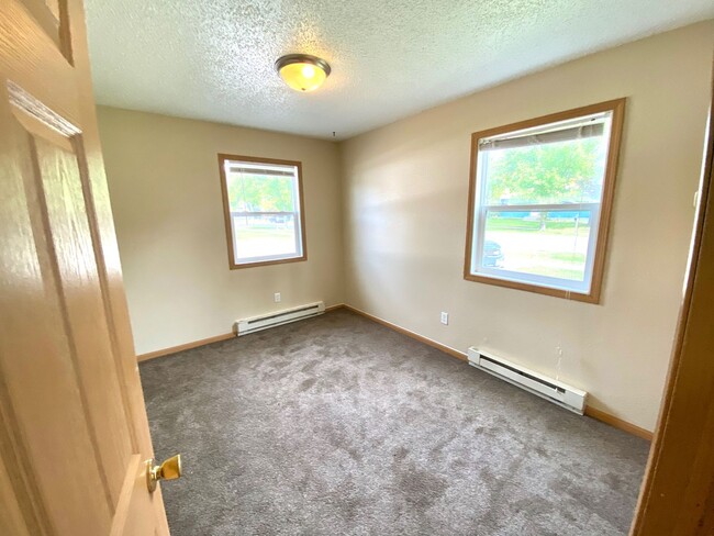 Building Photo - 3 Bedroom Duplex in North Fargo!