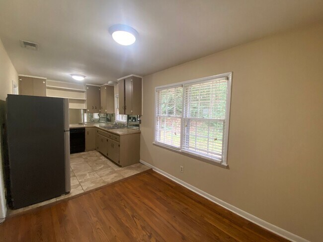 Building Photo - Charming Home Available in August!