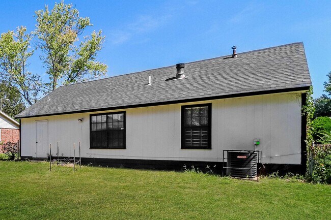 Building Photo - 3917 Kerwin Dr
