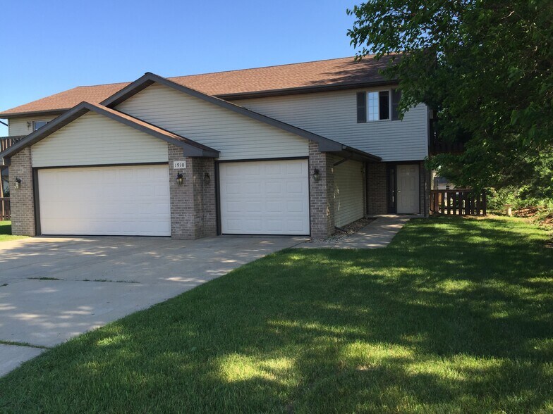 Building Photo - 716 20th St