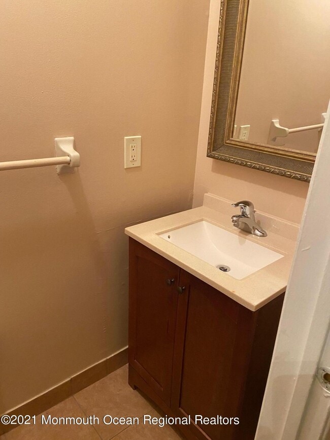 Building Photo - 438 Oak Knoll Dr