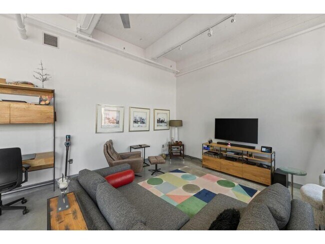 Building Photo - 700 N Washington Ave