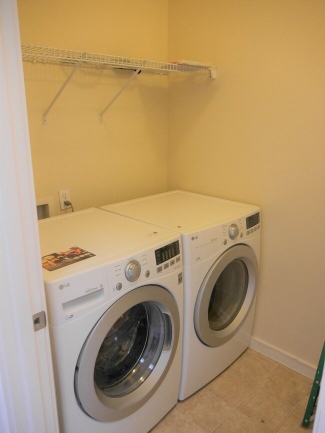 Building Photo - Lovely Lake City 3 Bed Townhome