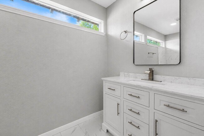 Building Photo - 15811 Pathfield Dr