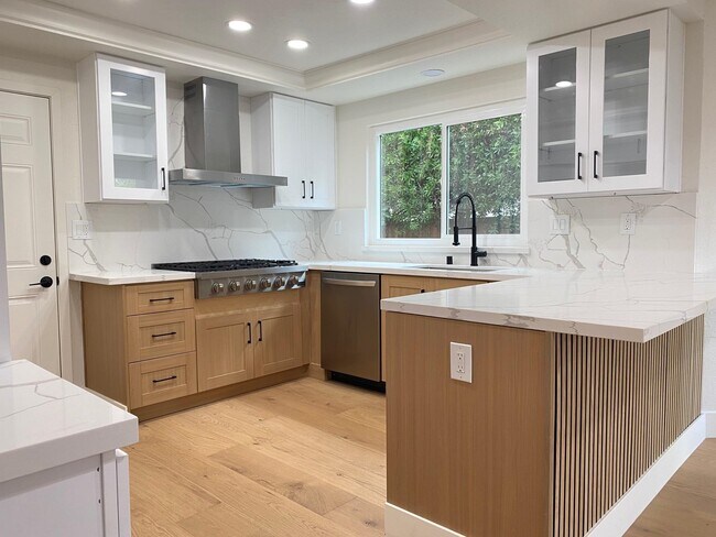 Building Photo - 11 Paddock Ct