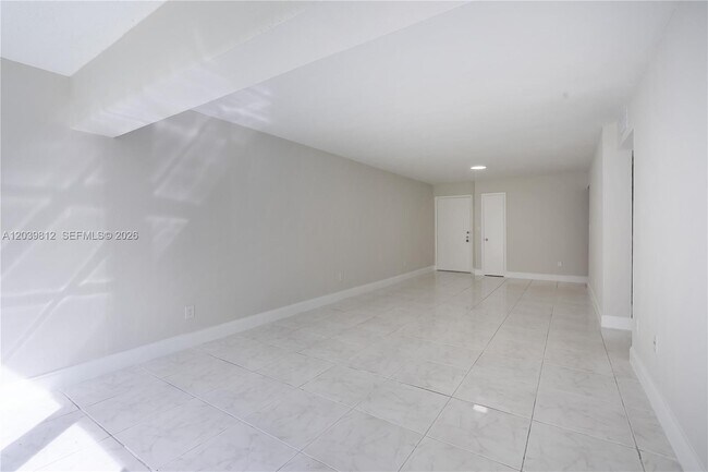 Building Photo - 9180 Fontainebleau Blvd