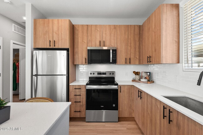 Building Photo - 1297 E Broadway Ave