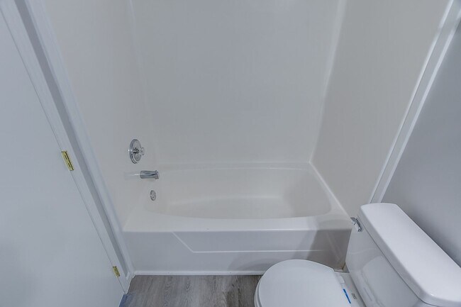 Building Photo - 4 Bed / 2 Full Bath Tri-Level — Garage, Dishwasher, Central A/C, W/D Hookups - Built 2001