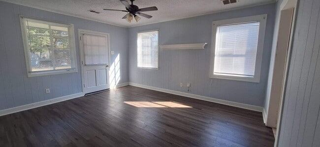 Building Photo - Newly Renovated 2 BR Home| Berclair | Open to Section 8