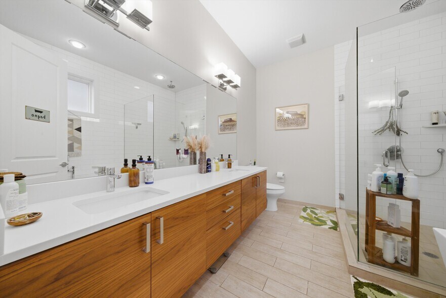 Building Photo - 2528 N Linden Pl