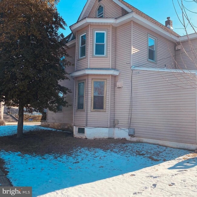 Building Photo - 328 S Broadway